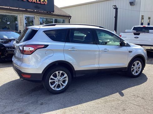 Used 2018 Ford Escape SE w/ SE Sync 3 Package AWD/4WD image 3