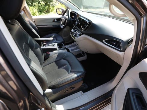Used 2018 Chrysler Pacifica Touring-L Plus w/ Tire & Wheel Group FWD image 10