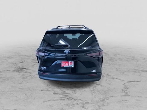 Used 2023 Toyota Sienna XLE image 8