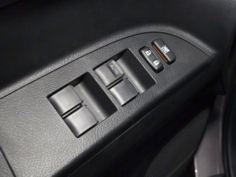 Used 2013 Toyota Highlander 4WD Hybrid w/ Leather Premium Pkg image 16