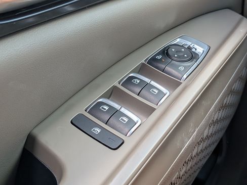 Used 2025 Kia Carnival FWD image 26