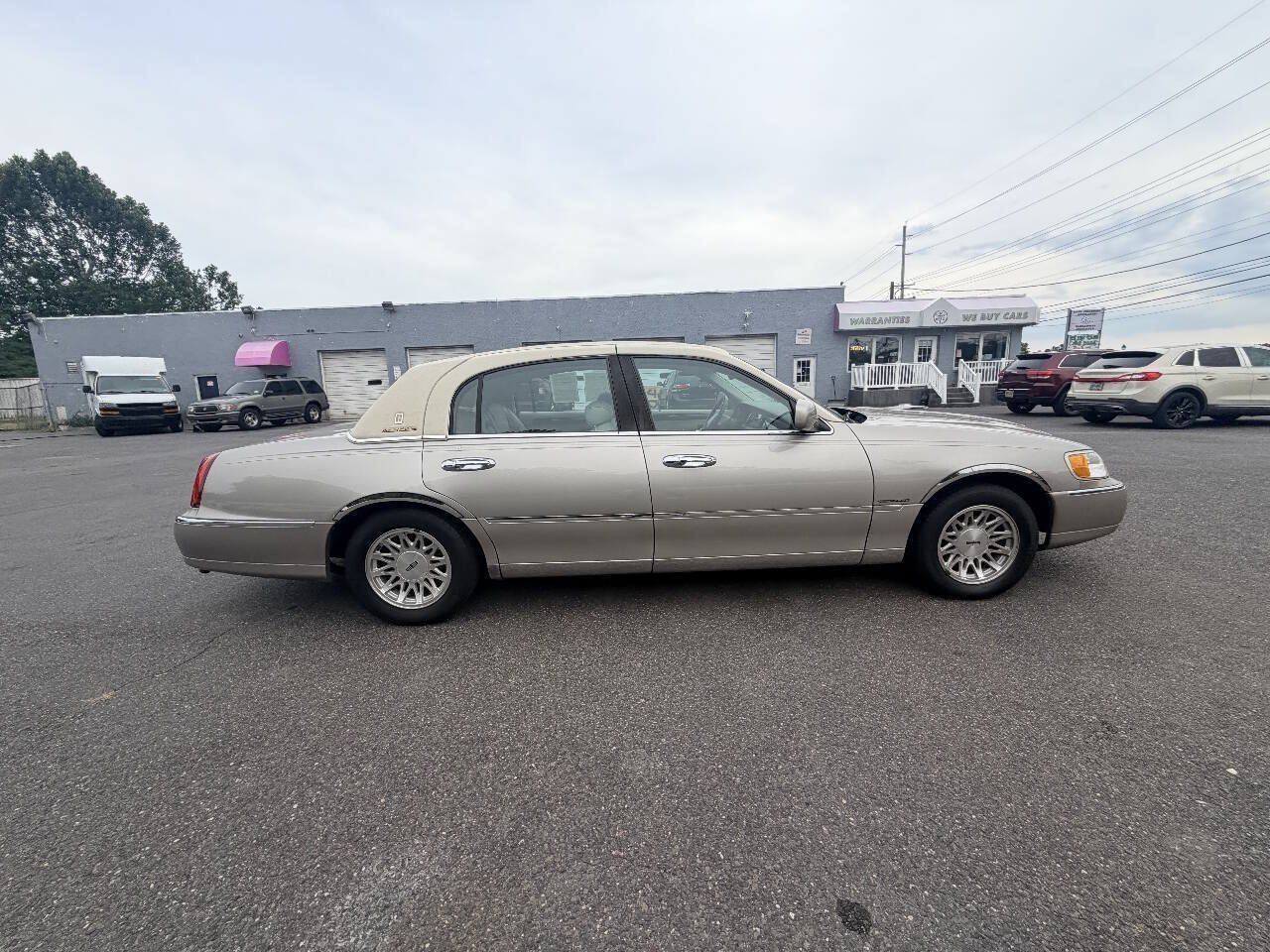 Used 1999 Lincoln Town Car Signature RWD image 26