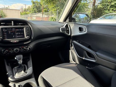 Used 2025 Kia Soul LX w/ LX Technology Package FWD image 33