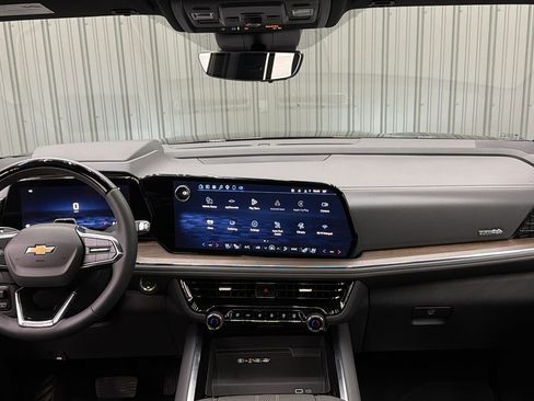 Used 2025 Chevrolet Suburban High Country AWD/4WD image 34