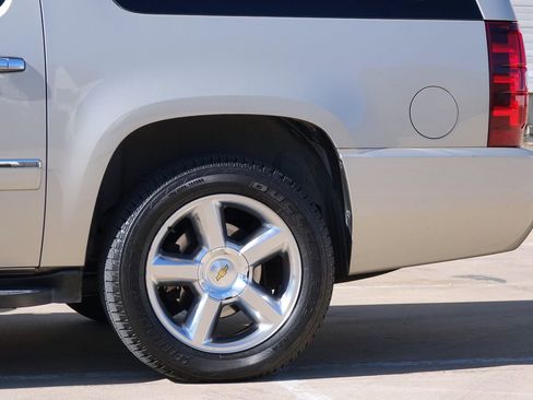 Used 2014 Chevrolet Suburban LTZ image 25