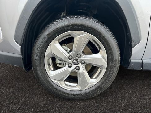 Used 2021 Toyota RAV4 XLE Premium image 14