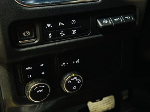Used 2024 Chevrolet Tahoe Premier AWD/4WD image 12
