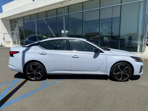 Used 2023 Nissan Altima 2.5 SR w/ SR Premium Package AWD/4WD image 9