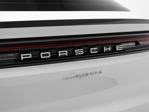 Certified 2024 Porsche Cayenne Coupe AWD/4WD image 18
