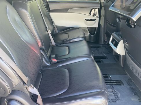 Used 2024 Kia Carnival LX image 13