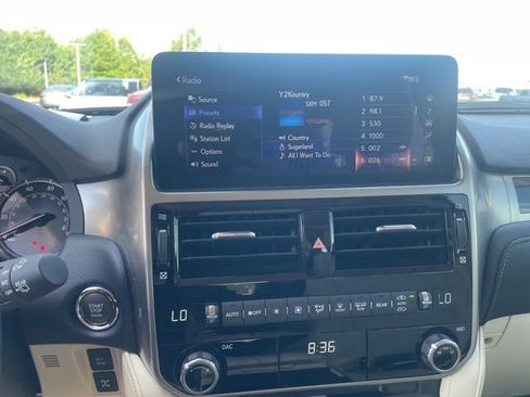 Used 2023 Lexus GX 460 Premium w/ Accessory Package AWD/4WD image 9