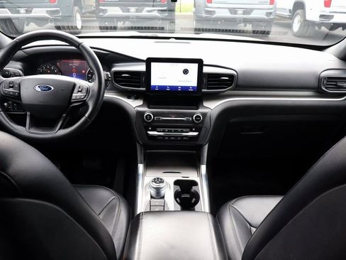 Used 2020 Ford Explorer XLT w/ Equipment Group 202A AWD/4WD image 18