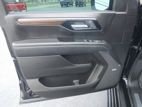 Used 2025 Chevrolet Suburban High Country image 30