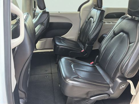 Used 2023 Chrysler Pacifica Touring-L FWD image 23