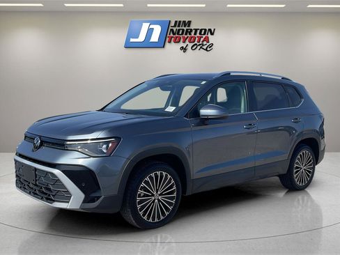 Used 2025 Volkswagen Taos SE image 1