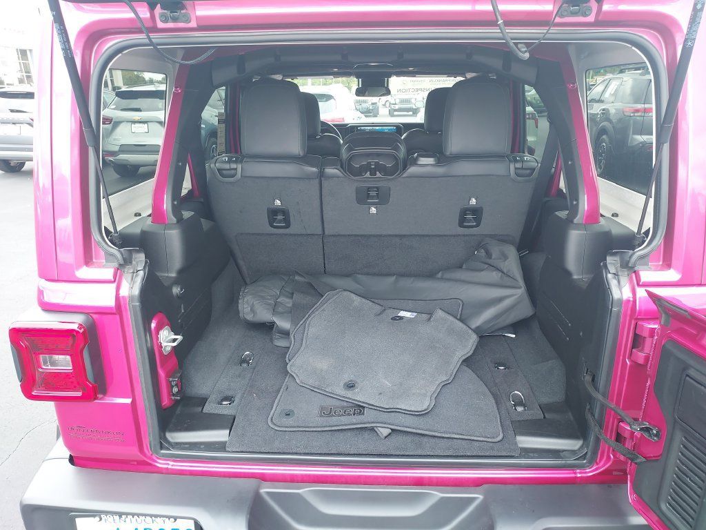 Used 2024 Jeep Wrangler Unlimited Sahara AWD/4WD image 9