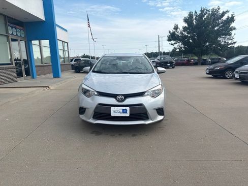 Used 2016 Toyota Corolla LE FWD image 2