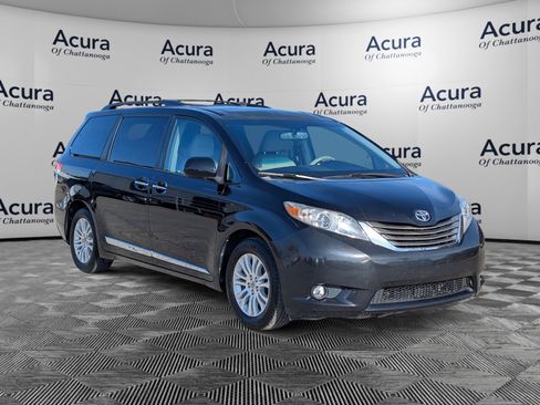 Used 2011 Toyota Sienna XLE image 2