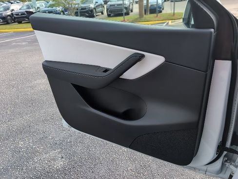 Used 2022 Tesla Model Y Performance image 19