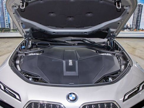 Used 2025 BMW i7 xDrive60 w/ Premium Package image 5