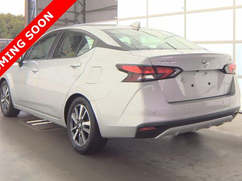 Used 2021 Nissan Versa SV FWD image 4