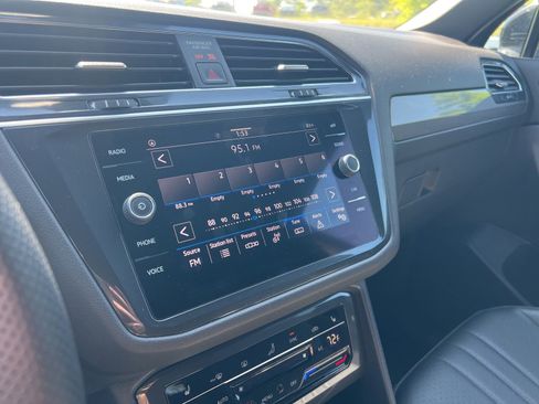 Used 2022 Volkswagen Tiguan SE R-Line image 7