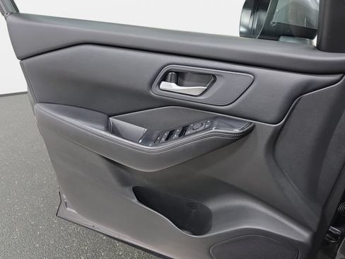 Used 2025 Nissan Rogue SV FWD image 27