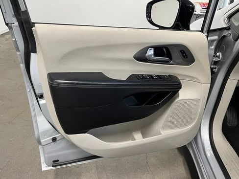 Used 2024 Chrysler Pacifica Touring-L FWD image 22