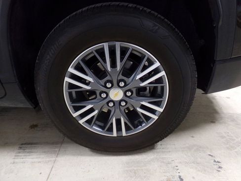 Used 2025 Chevrolet Traverse LT image 32