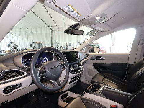 Used 2023 Chrysler Pacifica Touring-L FWD image 9