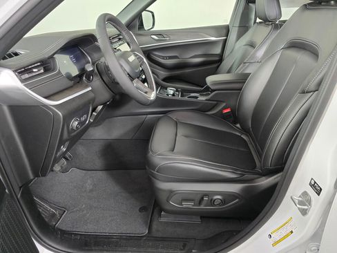 New 2025 Jeep Grand Cherokee Limited w/ Black Appearance Package image 17