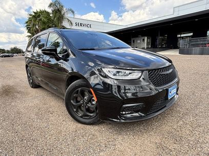 Used 2021 Chrysler Pacifica Limited w/ Uconnect Theater Family Group