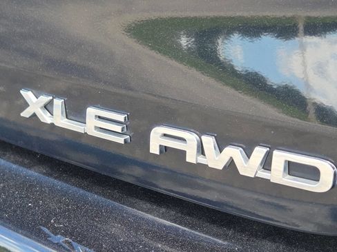 Used 2024 Toyota Highlander XLE AWD/4WD image 26