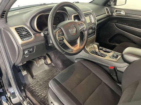 Used 2017 Jeep Grand Cherokee Laredo w/ Quick Order Package 23E AWD/4WD image 3