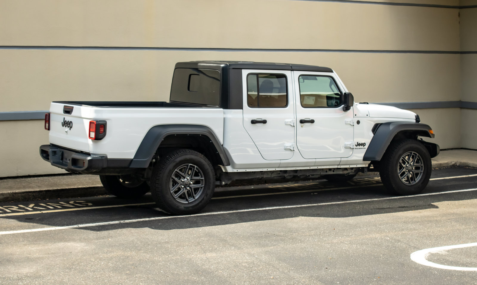 Used 2025 Jeep Gladiator Sport AWD/4WD image 8