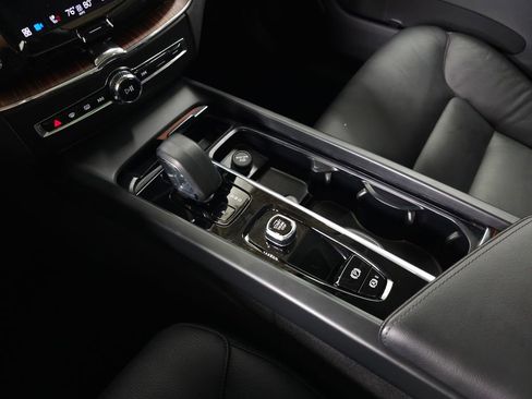 Certified 2023 Volvo XC60 B5 Plus w/ Climate Package AWD/4WD image 33