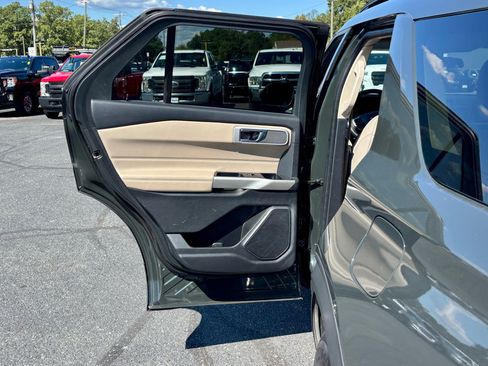 Used 2022 Ford Explorer XLT image 17