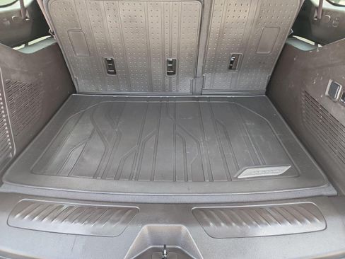 Used 2022 Chevrolet Suburban LT w/ Luxury Package RWD image 27