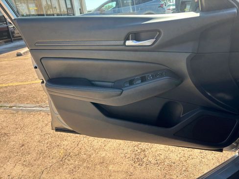 Used 2025 Nissan Altima 2.5 SV FWD image 18