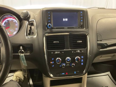 Used 2019 Dodge Grand Caravan SXT image 7