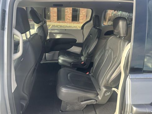 Used 2020 Chrysler Pacifica Touring-L image 29