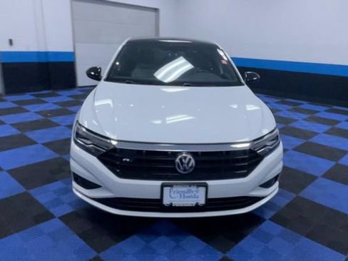 Used 2019 Volkswagen Jetta R-Line w/ R-Line Cold Weather Package FWD image 3