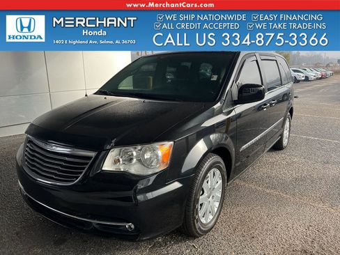 Used 2016 Chrysler Town & Country Touring image 2