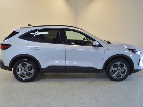 Used 2025 Ford Escape ST-Line Select AWD/4WD image 2