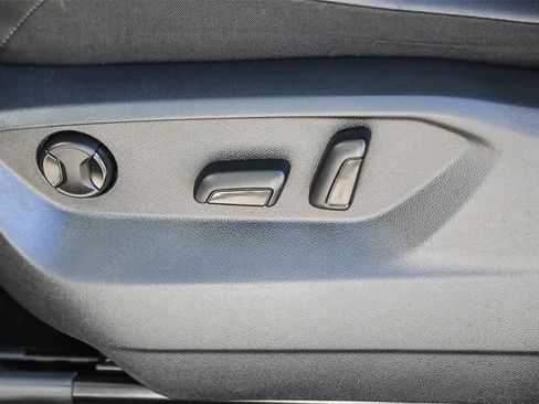 Used 2019 Volkswagen Tiguan SE image 15