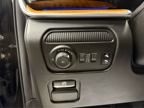 Used 2022 Jeep Grand Wagoneer Series III w/ Rear Seat Video Group 1 image 12