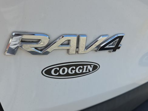 Used 2021 Toyota RAV4 XLE w/ Convenience Package FWD image 31
