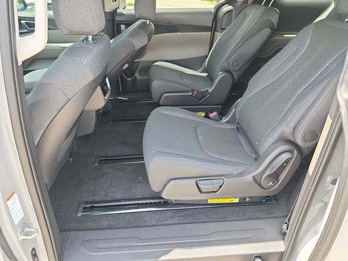New 2027 Kia Carnival LX FWD image 16