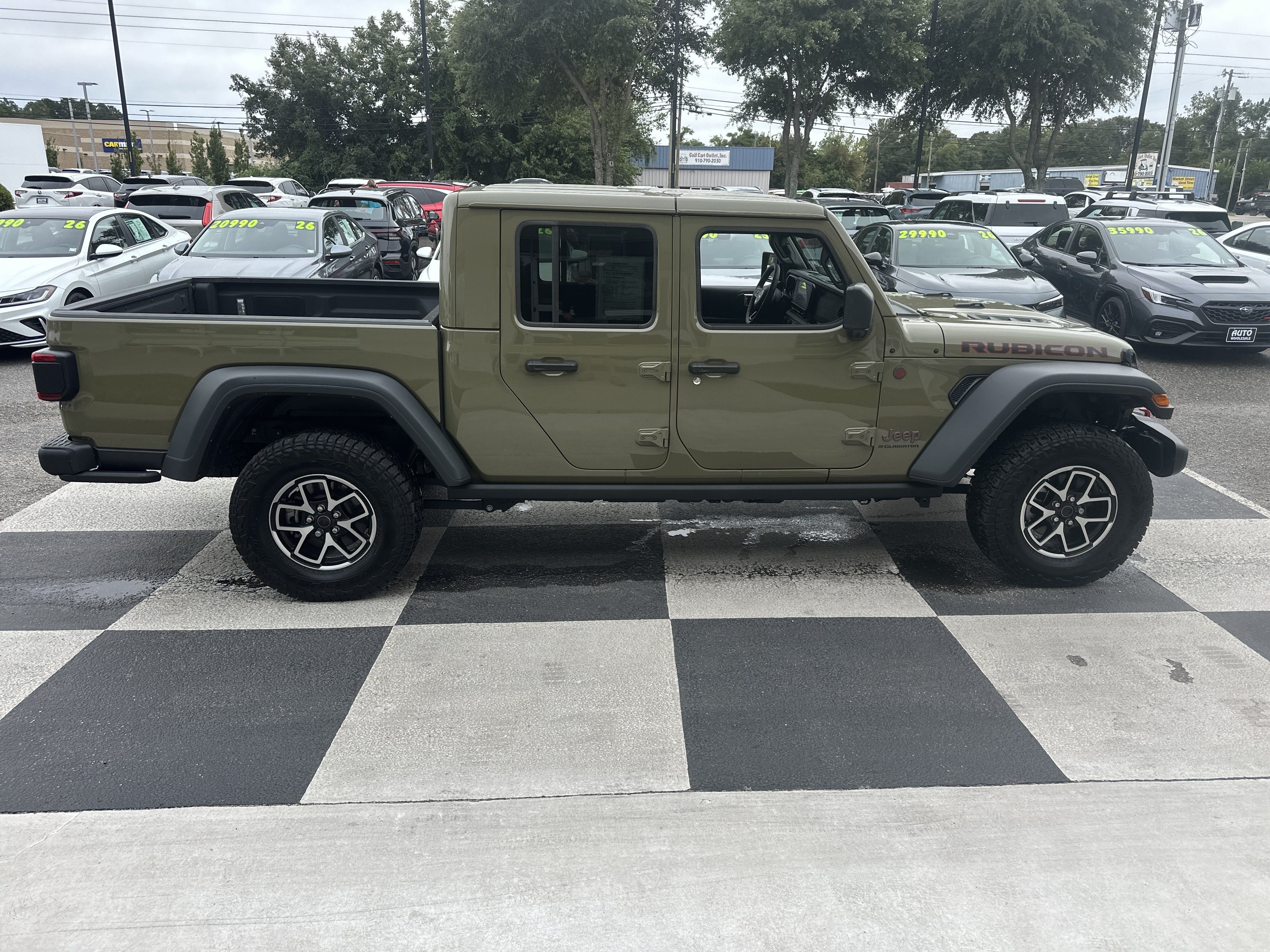 Used 2025 Jeep Gladiator Rubicon w/ Convenience Group AWD/4WD image 3