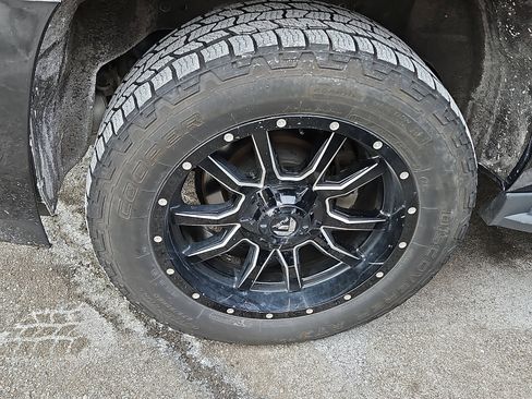 Used 2019 Chevrolet Suburban LT image 5